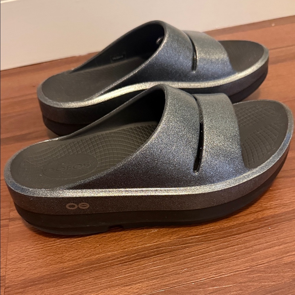 OOFOS silver Metallic Slide Sandals Women's size 8.